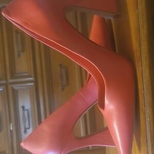 Women's pink pumps